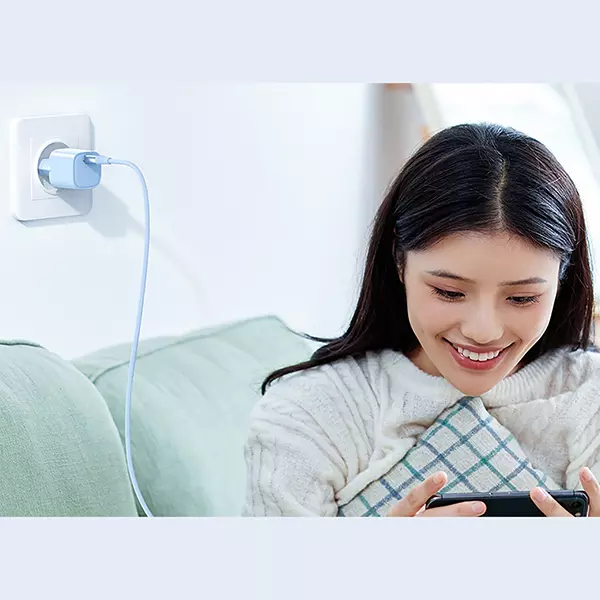 شارژر دیواری 20 وات مک دودو مدل CH-404 به همراه کابل لایتنینگ